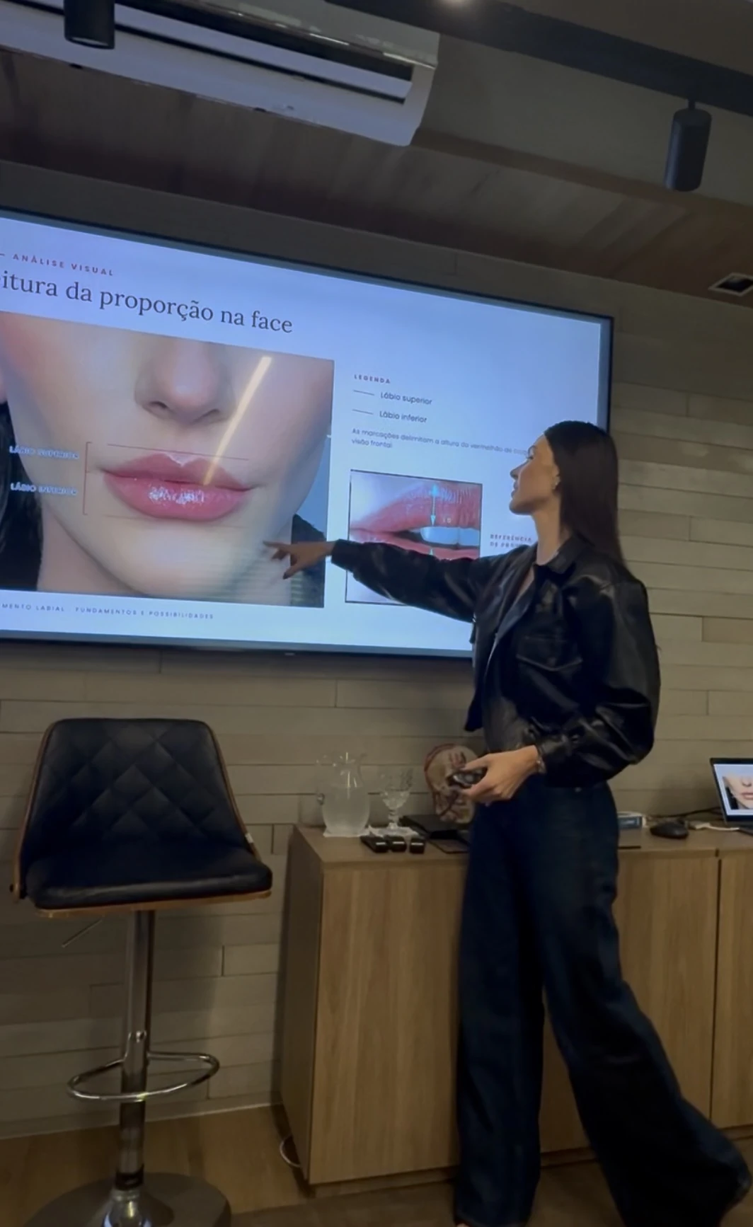 Dra. Anna Moura durante atendimento corporal